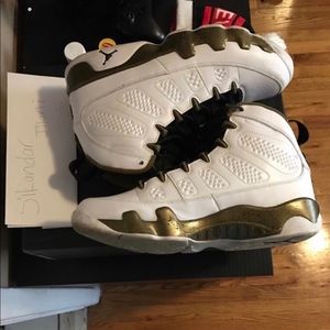 Air Jordan 9s Statues